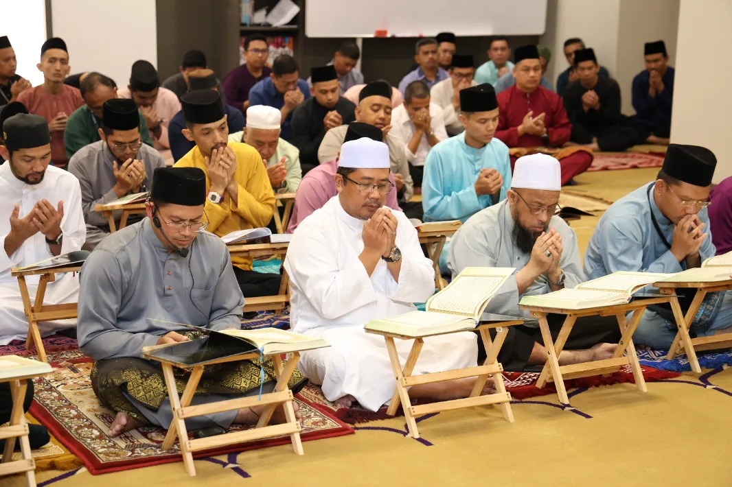 62 Warga SPRM Khatam Al-Quran Imarah Ramadan Dengan Tadarus